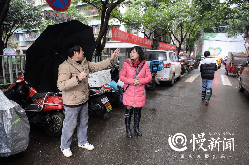 ▲文正光带着何小平到当年七星岗上三八街5号的大院所在地寻找