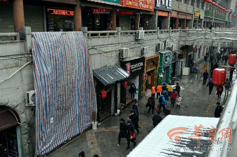 西安鼓楼旁一家服装店起火 消防、安保及时出