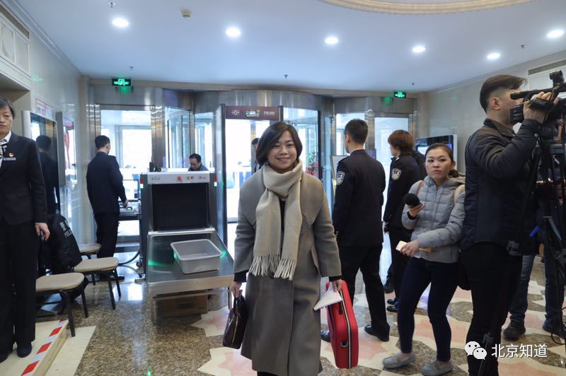 代表厉莉前来报到。