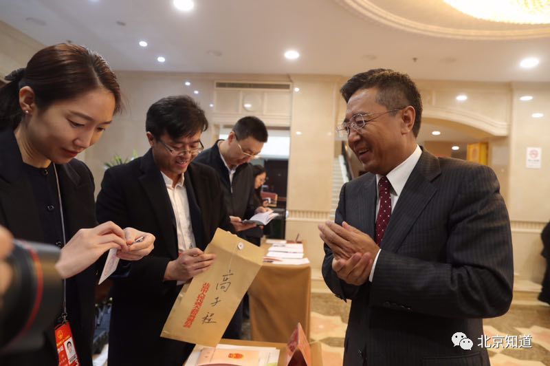工作人员将材料交给高子程。
