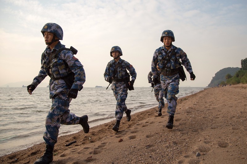 > 正文   11月28日,南海舰队某训练基地举办新兵"精武—2017"比武活动
