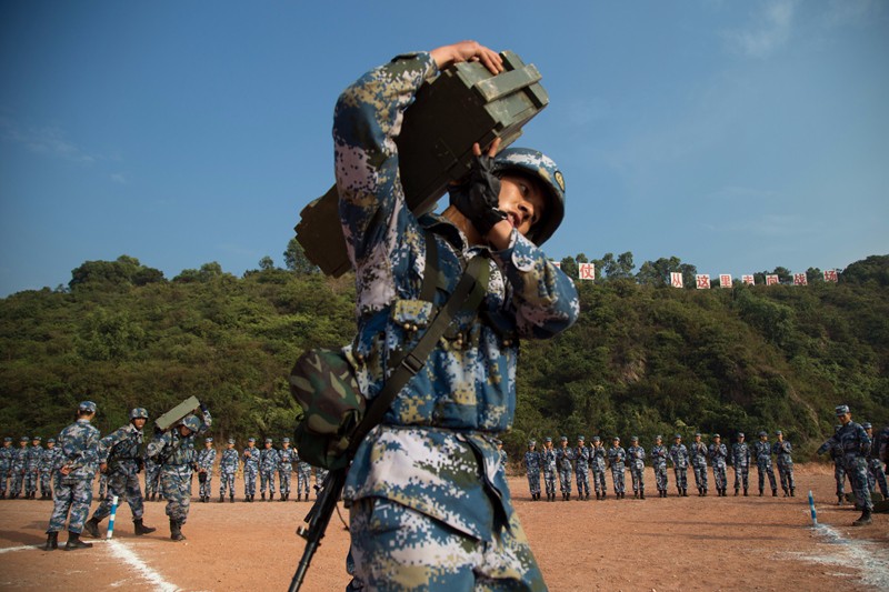 > 正文   11月28日,南海舰队某训练基地举办新兵"精武—2017"比武活动