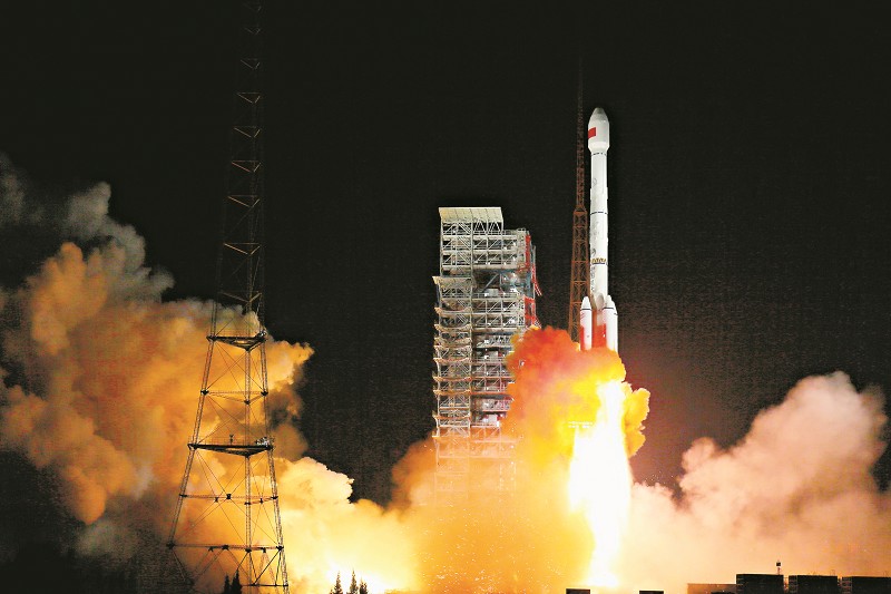 2017年11月5日19时45分，在西昌卫星发射中心，长征三号乙运载火箭成功发射两颗北斗三号全球组网卫星。 新华社发