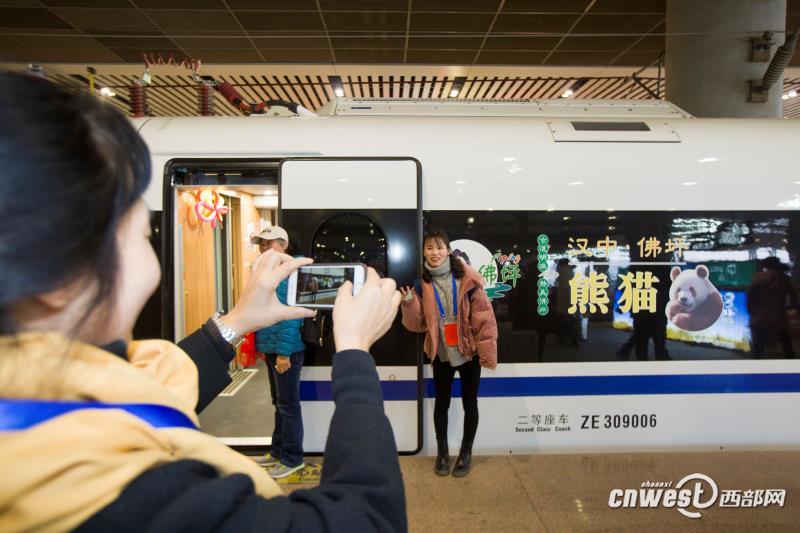 12月6日，西安北站，乘坐首趟西安北至成都東D4251次動(dòng)車組的旅客在站臺(tái)上合影。