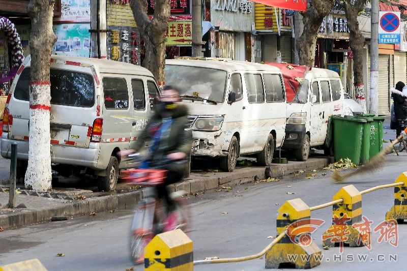 映鱼化寨僵尸车占道 原是夜市摊贩在占位置|僵