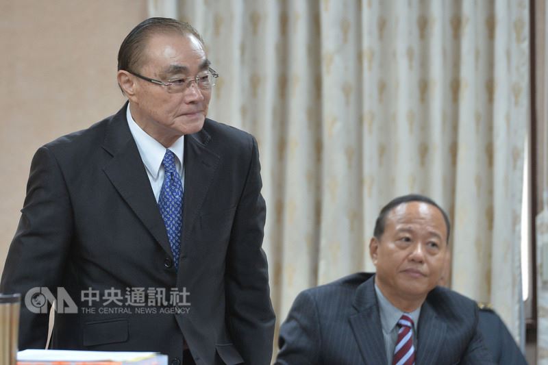  台防务部门负责人冯世宽（左）。（图片来源：台湾“中央社”）
