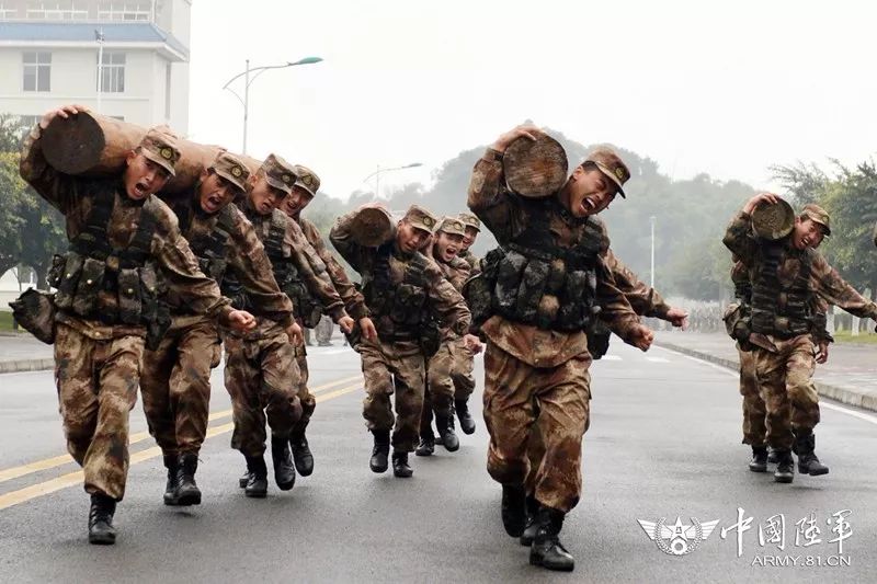 军人坐火车被埋怨不让座,国防部例会这样回应