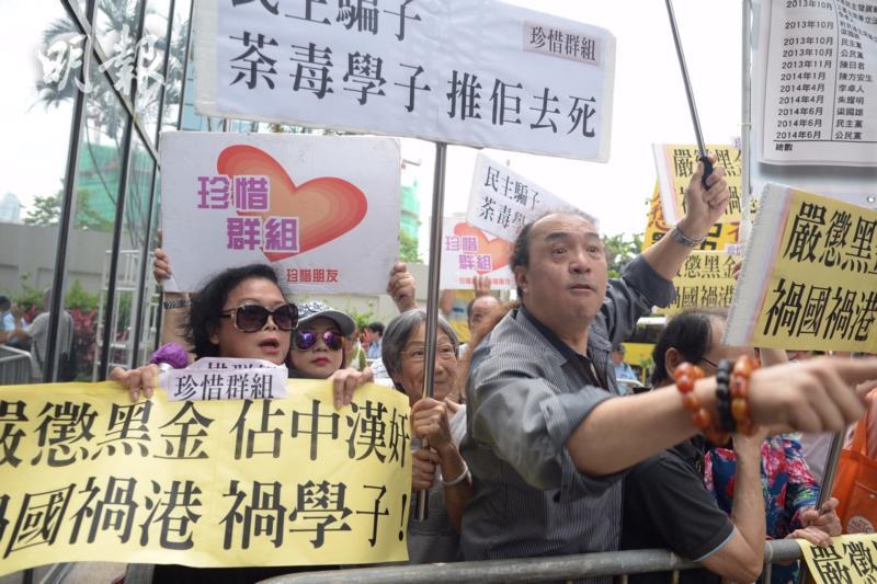 1518069349547768.jpg 对于非法“占中”香港社会表现出极大不满(图源:港媒)