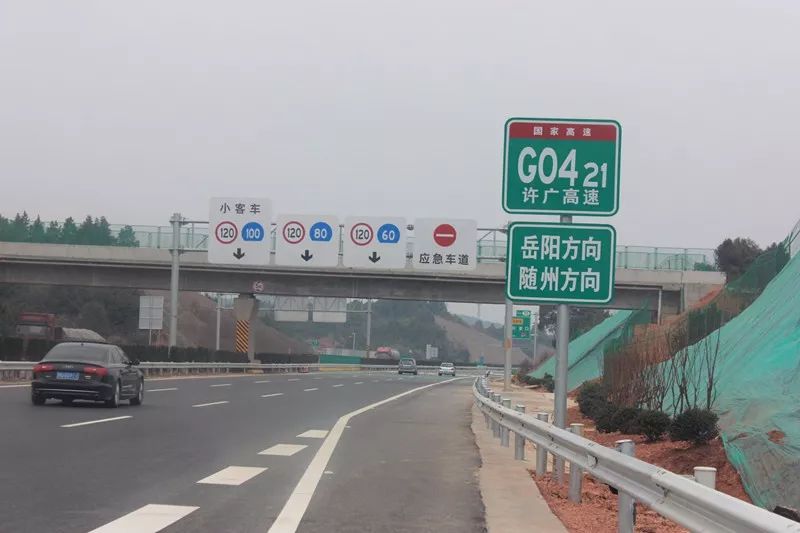 新开通的岳望高速(s61)北接随岳高速,全长15 km,双向6车道,设计时速
