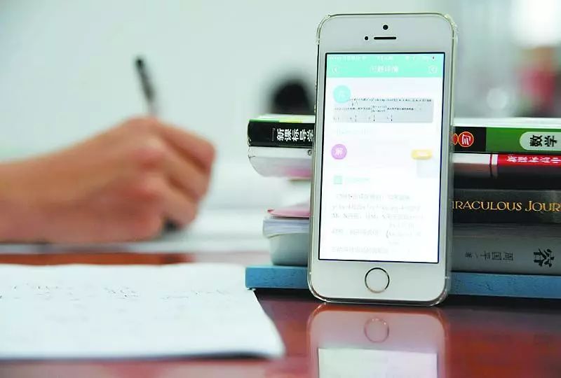 小学生用手机做作业,家长老师看法不一,你怎么