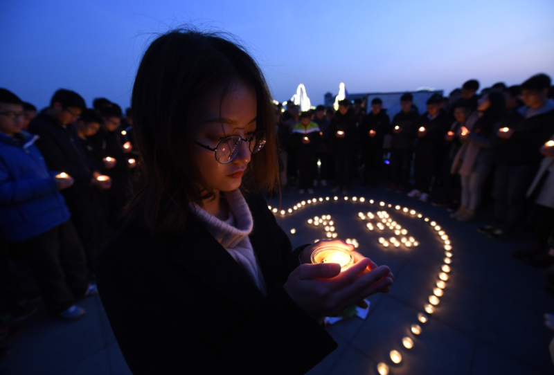 南京:大学生开展 烛光祭 等活动 悼念南京大屠杀