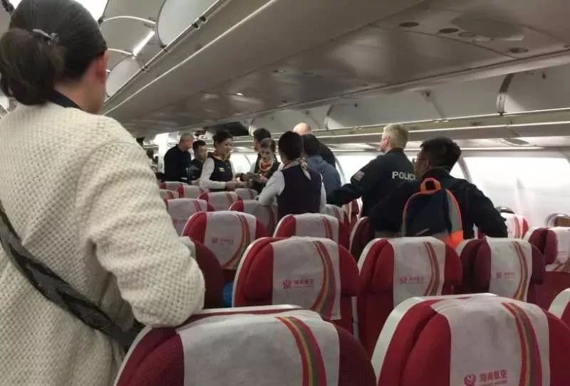 北京飞捷克航班盗窃案:小偷将钱攥成团扔出欲毁证