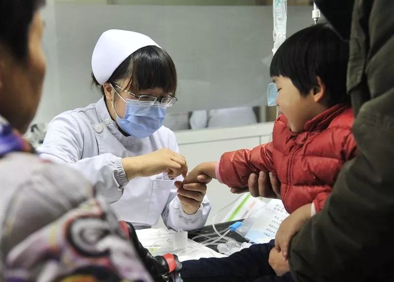 气炸!广东这位入职26年的老员工,生病打盹5分