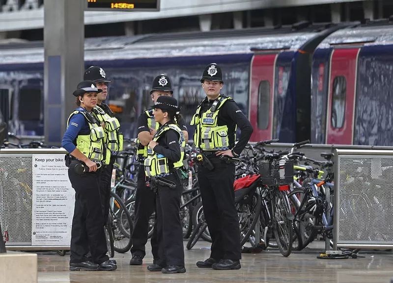 9月15日，在英国伦敦，警察在帕丁顿火车站警戒。 新华社/美联