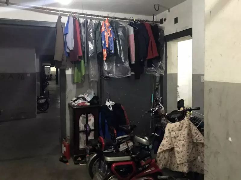 天外飞线、倒挂树枝.多个小区非机动车库 禁充