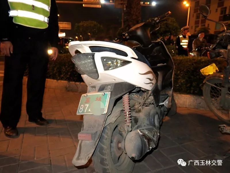 摩托车悬挂警备车牌?还无证驾驶?罚你2500