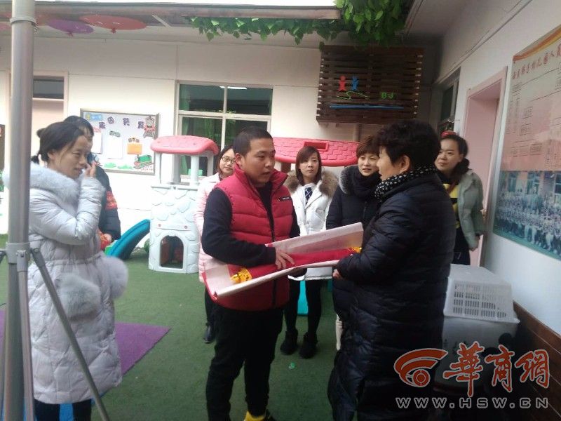 1岁娃高烧惊厥家人不知所措 幼儿园园长紧急送