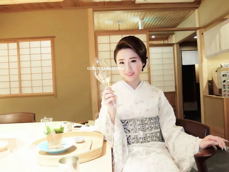 日本夜店25岁妈妈桑年收入过亿,一餐花费100