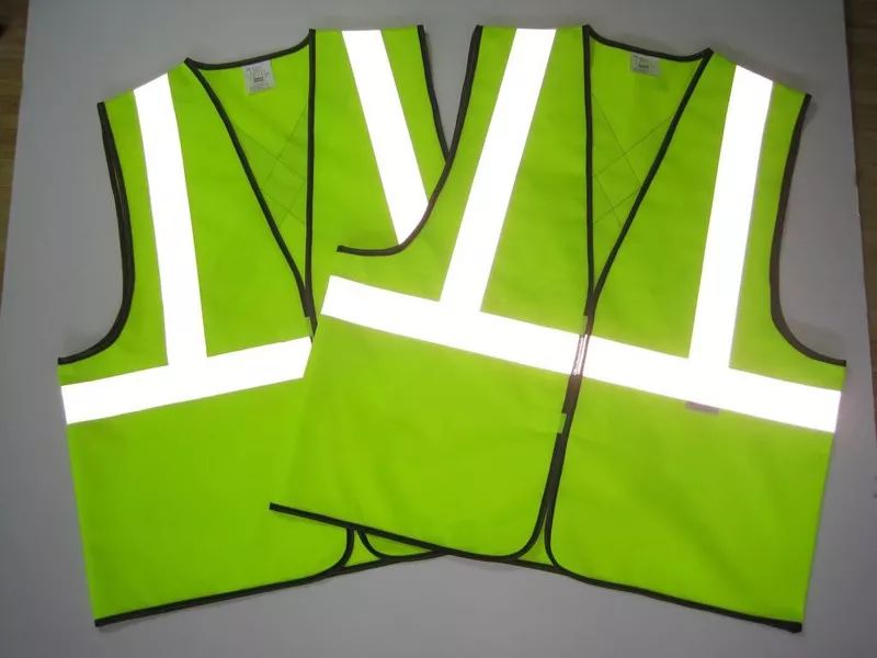 2018年1月1日起所有车辆必须配备反光背心?真