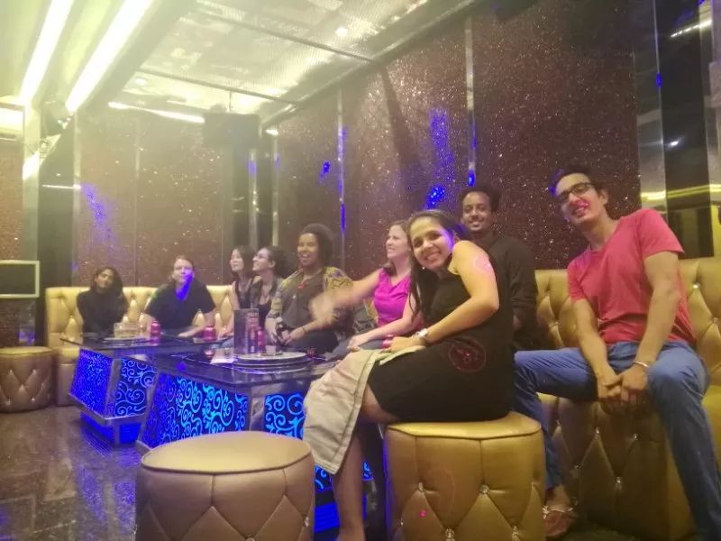 东北小伙在非洲开了家KTV 外国粉飙起了中文