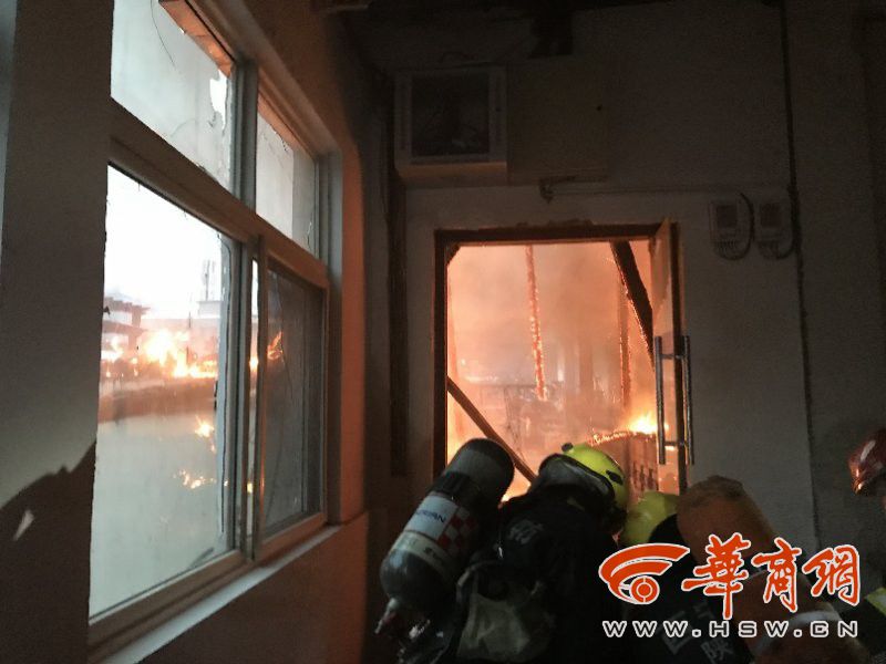 含光路一饭店顶层突起火 消防员救下两名被困