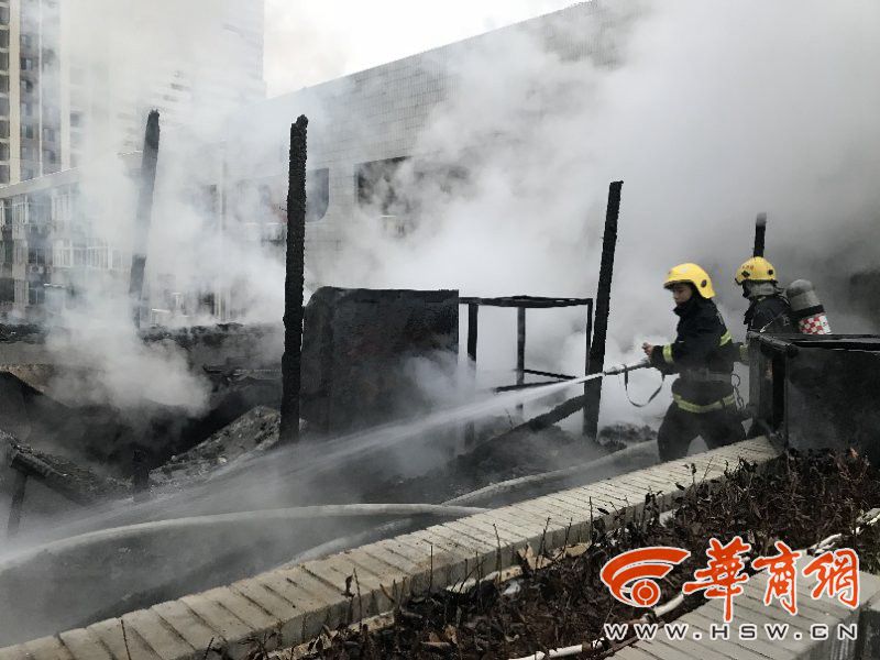 含光路一饭店顶层突起火 消防员救下两名被困