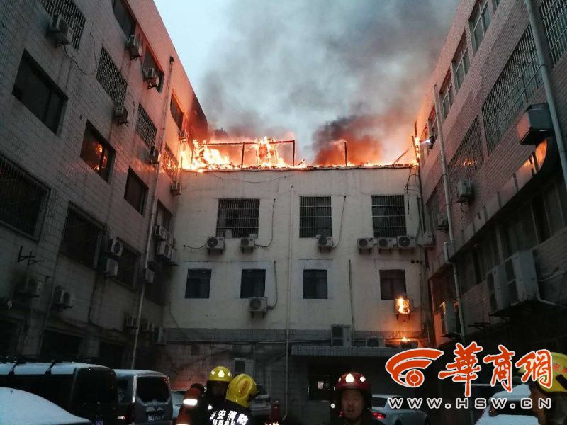 含光路一饭店顶层突起火 消防员救下两名被困