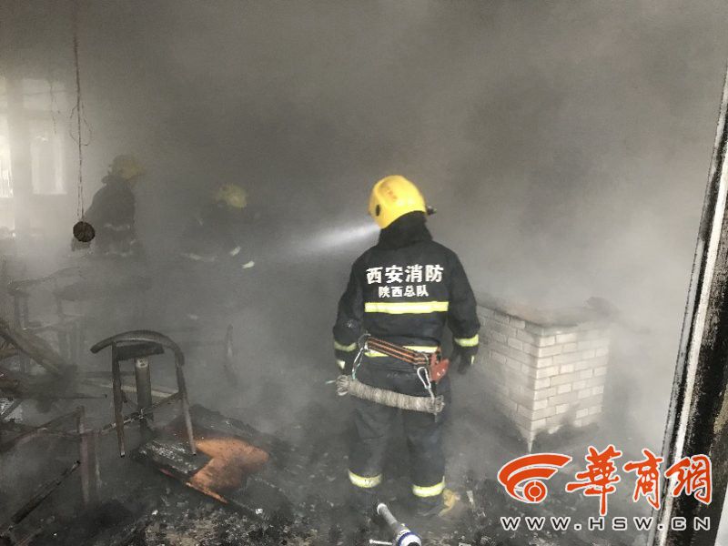 含光路一饭店顶层突起火 消防员救下两名被困