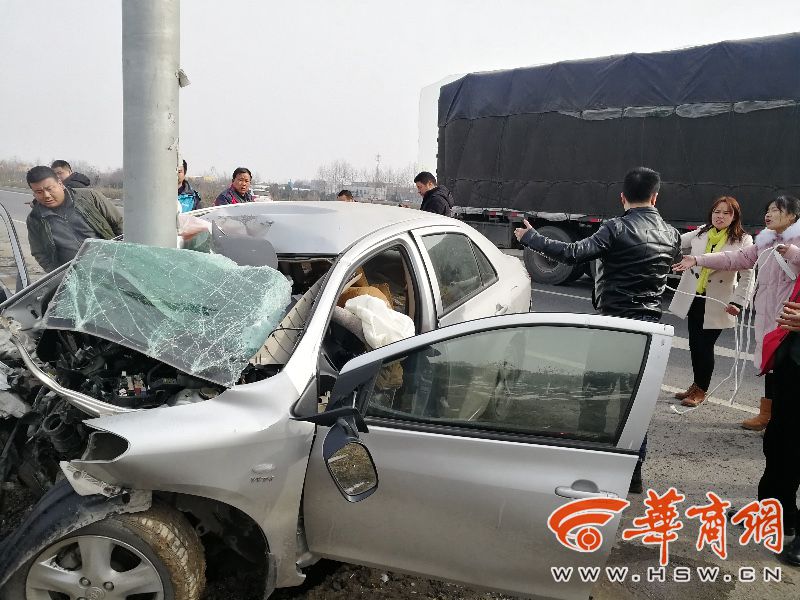 鄠邑一小轿车撞上电线杆车头严重变形 事故造