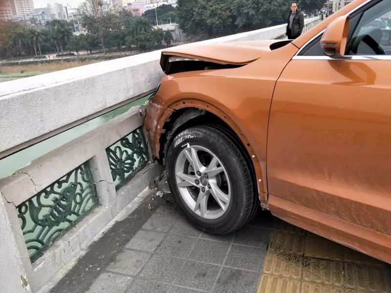 南宁邕江一桥,今早一奥迪车突然失控冲向对向