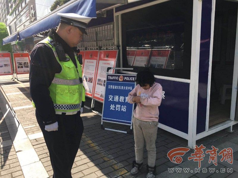 西安一7岁女童与大人走失 民警通过银行卡辗转