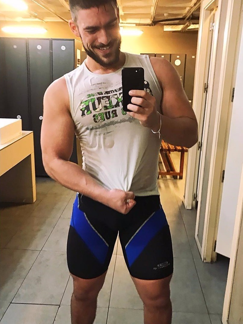 这号称全球最勾引人的肌肉男护士当他露肉的那一刻病患们都沸腾了