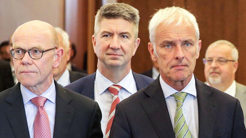 大众汽车公司首席代表托马斯&middot;施特格（左）