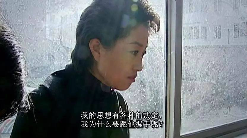 最终,她只伸出了中指,用自己指尖在包荣亭的指尖上,轻轻滑过.