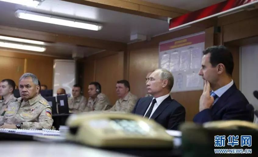▲资料图片：2017年12月11日，俄罗斯总统普京和叙利亚总统巴沙尔在赫迈米姆空军基地一同检阅军队，并听取报告。
