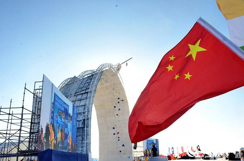 攀冰世界杯 国际顶尖选手决战冰壁