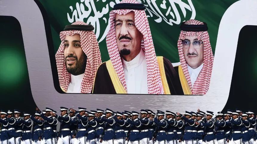 ▲在王储穆罕默德·本·萨勒曼（海报左一）的推动下，沙特正经历重大转型。（法新社）