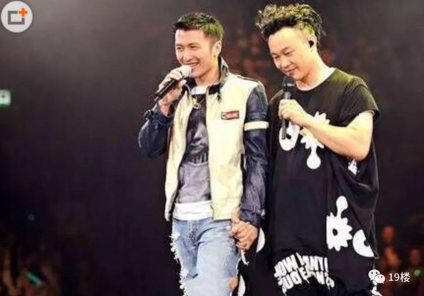 王菲谢霆锋陈奕迅在KTV唱歌,还有人走音?网友