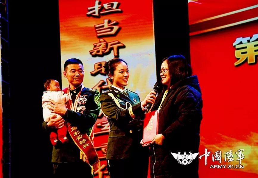 第83集团军某旅开展“家乡媒体进军营”活动,让标兵成为家乡的“明星”