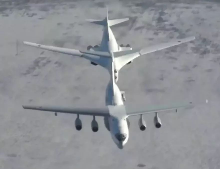 ▲图-160轰炸机与伊尔-78加油机组成空中加油编队。