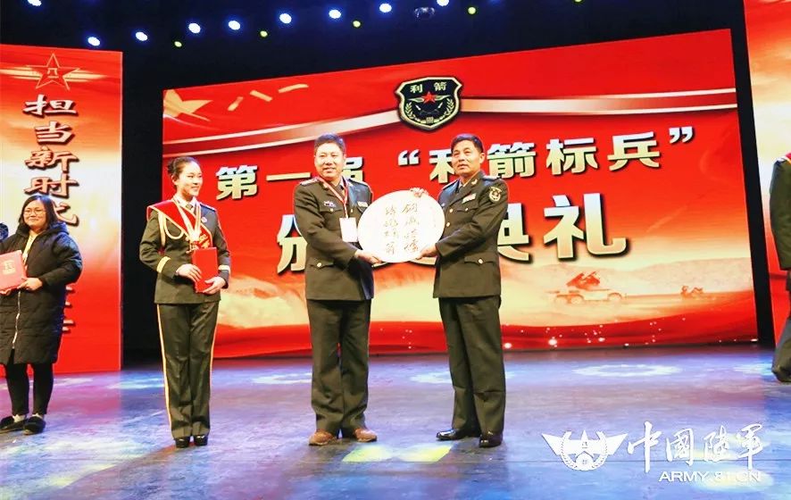 第83集团军某旅开展“家乡媒体进军营”活动,让标兵成为家乡的“明星”