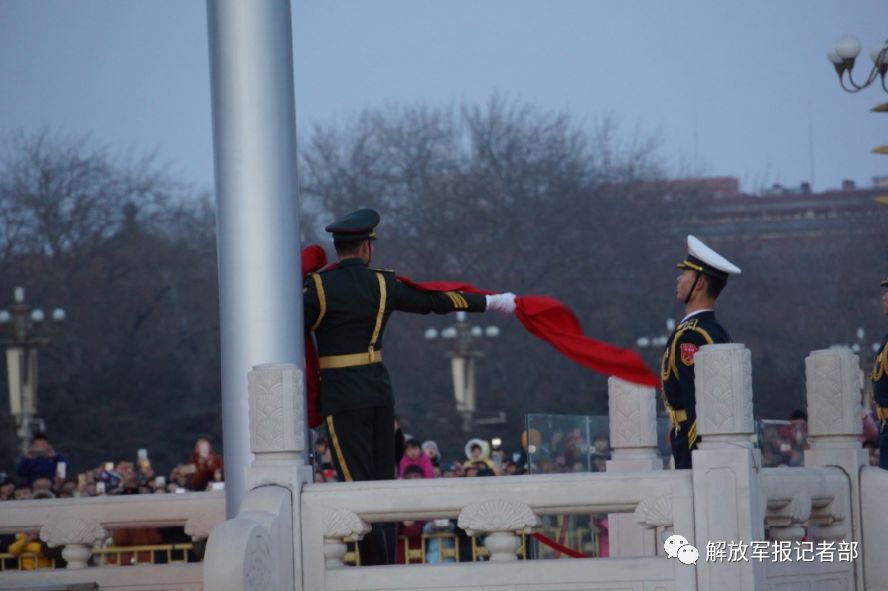 游客视角下的天安门降旗仪式