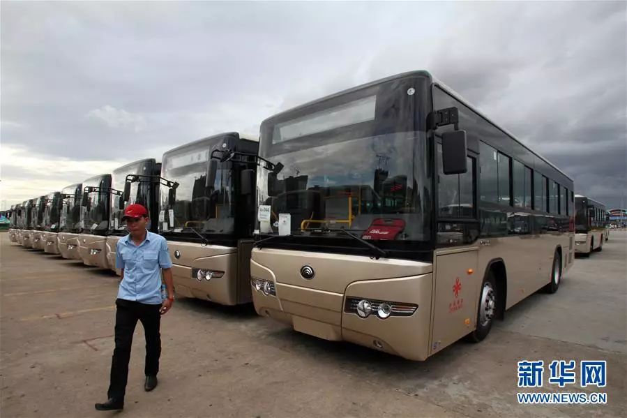 ▲资料图片：7月13日，中国政府援助柬埔寨98辆公交车和2辆清障车，帮助柬埔寨升级公交系统。