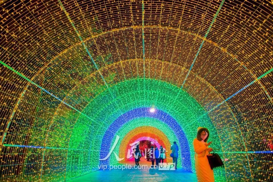呼和浩特竟然有一个60米长的彩虹灯光隧道