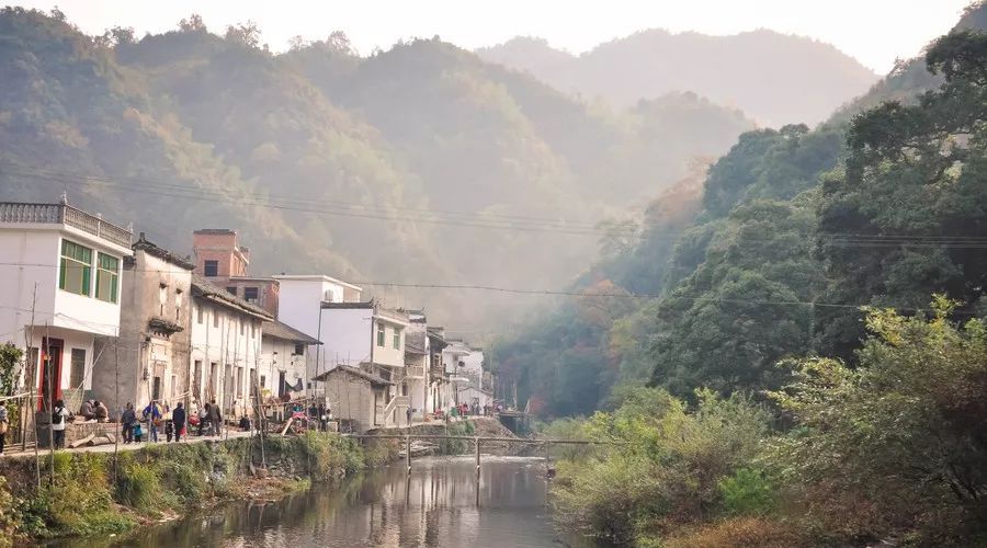 老房子破破烂烂还没网,为什么要回老家过年?看哭了……