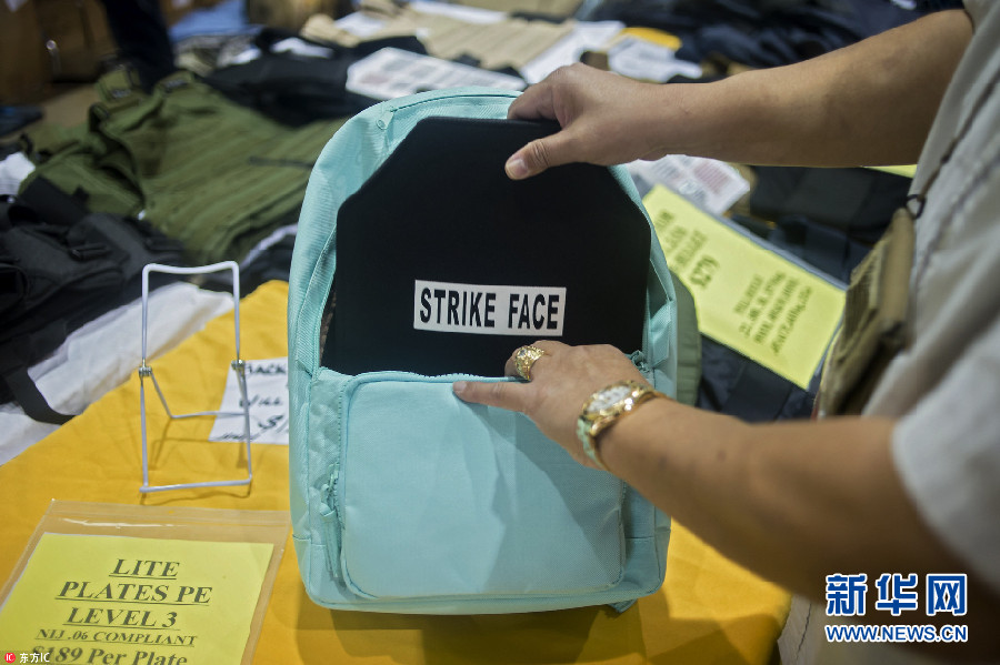 美国佛州枪支展:防弹书包热卖 价格达500美元