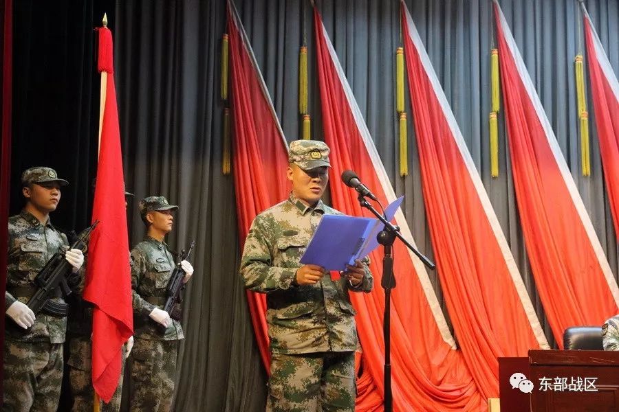 退役士兵向军旗告别:有战召必回!