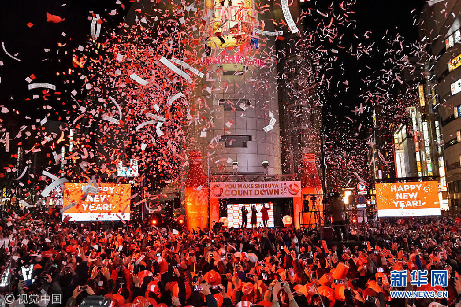 喜极而泣!世界各地民众庆祝新年到来