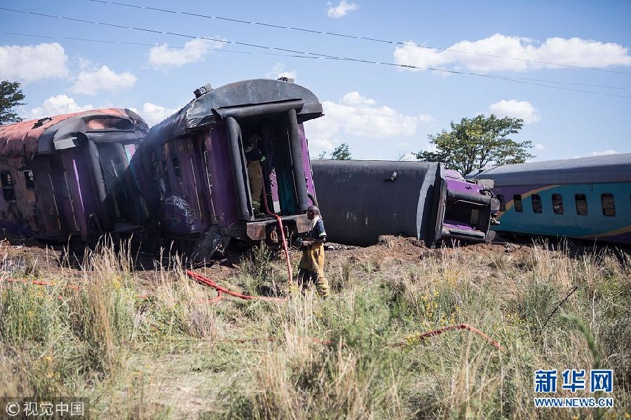 南非一列火车与卡车相撞 至少12人死亡|南非|火