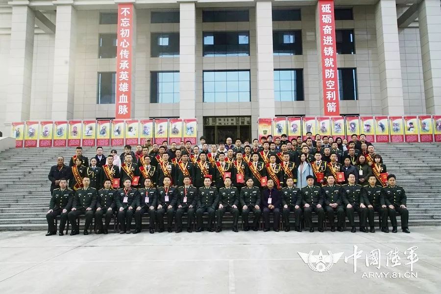 第83集团军某旅开展“家乡媒体进军营”活动,让标兵成为家乡的“明星”